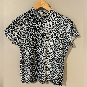 NWOT Black and white Leopard print mock neck cropped tee